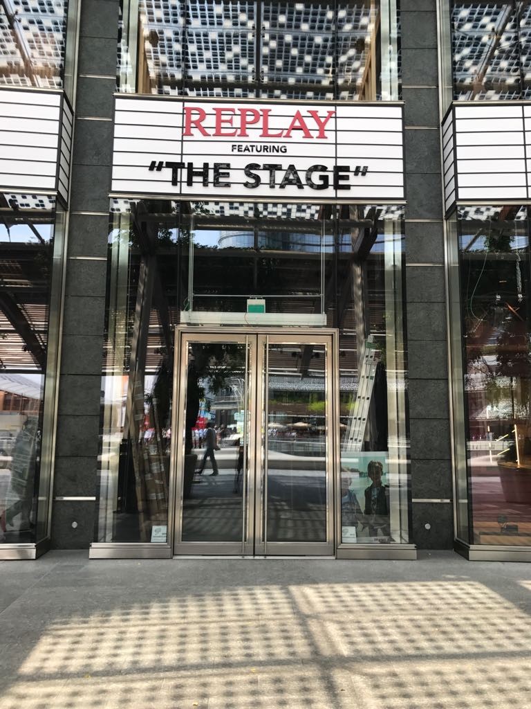 Replay - The Stage / Milano, Piazza Gae Aulenti - 1